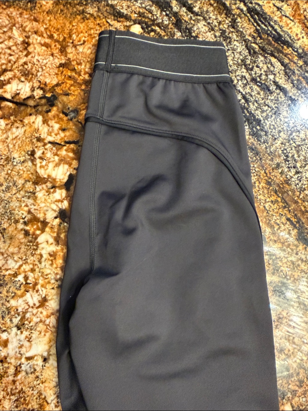 ALO Yoga Black Performance Leggings with Subtle Logo - Picture 3 of 3